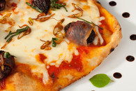 Olive_pizza_with_leaf_240