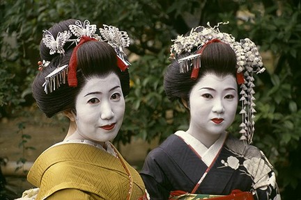 Close_up_of_two_geishas__kyoto_